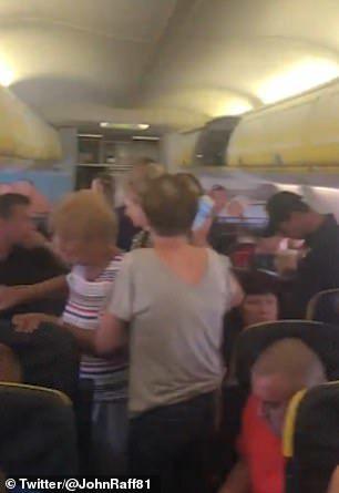飞机延误5小时，乘客被困闷热机舱：喝水还需自掏腰包