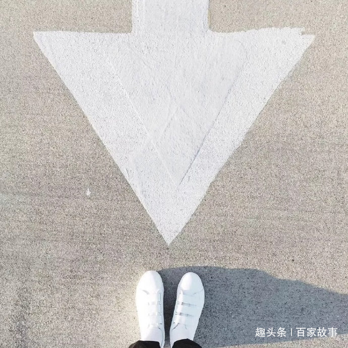 百家故事@宁愿跑起来被拌倒无数次，也不愿规规矩矩走一辈子