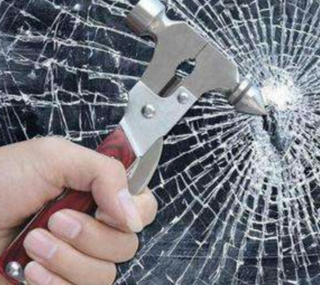 【助力智造2025】幼童被困车内，爸爸拿石头破窗不成，遇到这些情况怎么办？