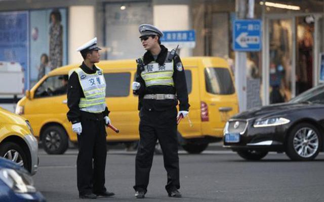 「Amoy小号」“红色驾照”什么来头，连交警都无权进行拦截？今天总算明白了