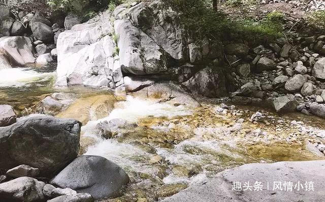 「风情小镇」跟着雨伞学做人，跟着雨靴学做事！