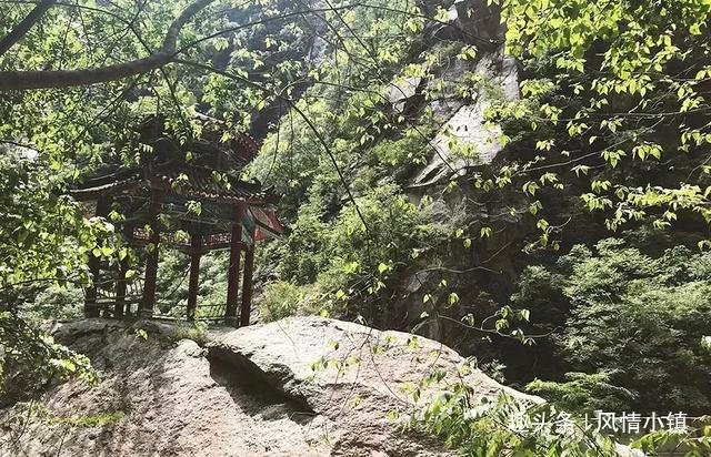 「风情小镇」跟着雨伞学做人，跟着雨靴学做事！