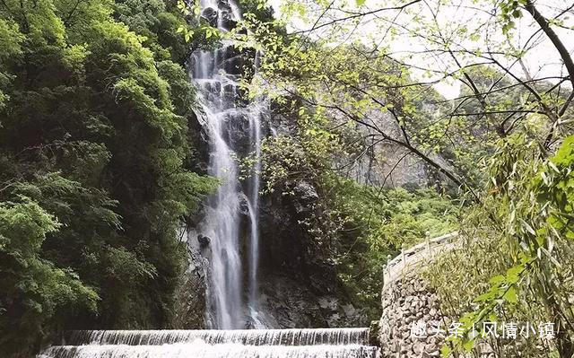「风情小镇」跟着雨伞学做人，跟着雨靴学做事！