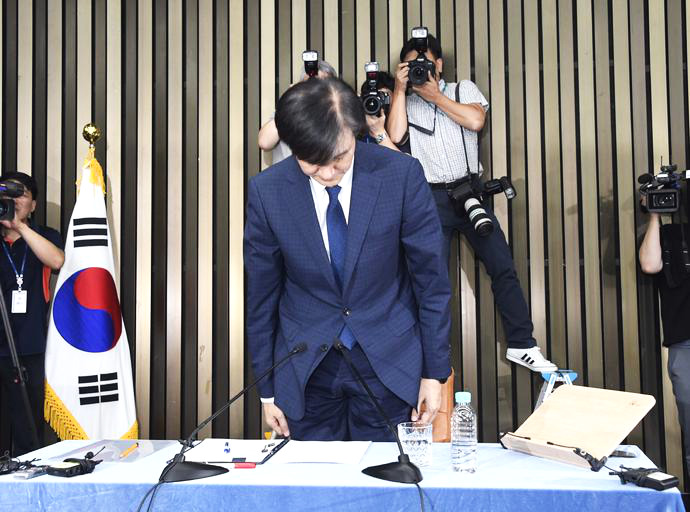韩国法务部长违法，迁出整个家族问题，文在寅这次被对手下套了？