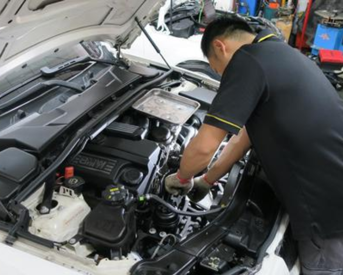 【小丁娱乐】开了10年车才懂，汽车这些地方要勤清理，动力才能更足油耗更低