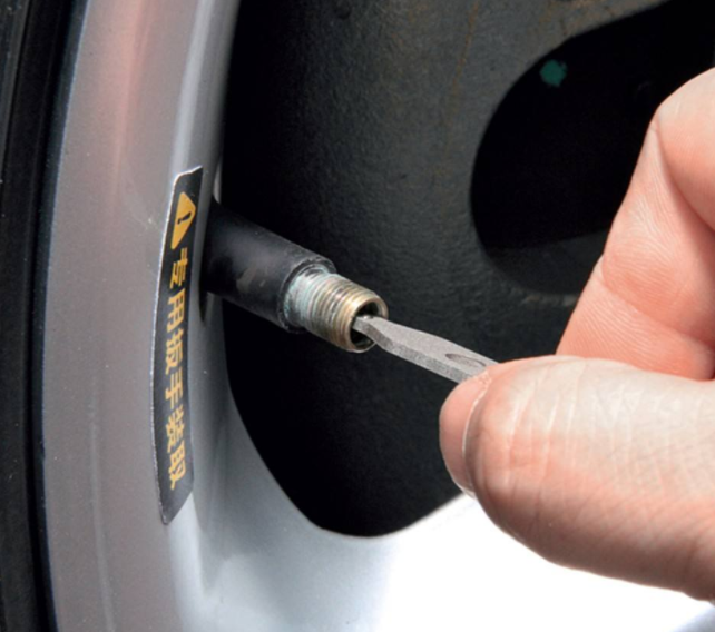 【小丁娱乐】开了10年车才懂，汽车这些地方要勤清理，动力才能更足油耗更低