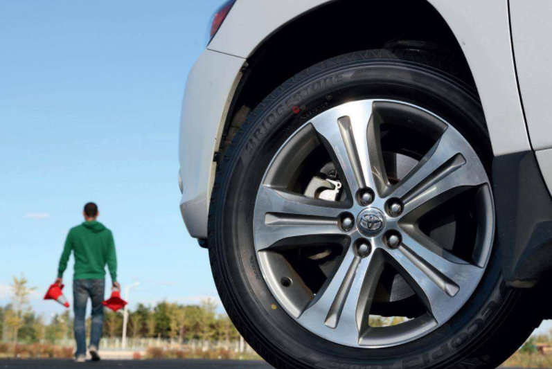 【娱乐一起逗翻天】开车摸不准车轮位置？老司机教你这招，新手也能学！