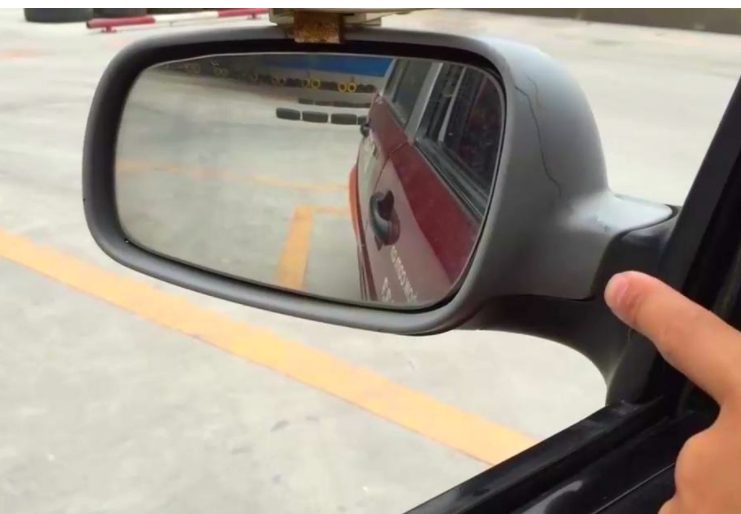 【娱乐一起逗翻天】开车摸不准车轮位置？老司机教你这招，新手也能学！