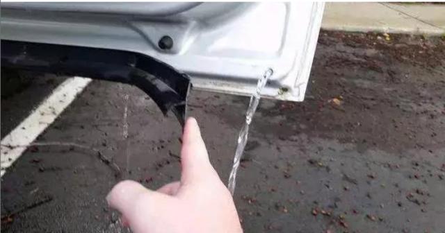#奇趣汽车#汽车保养要注意细节，这三个排水孔忘了，下大雨车或将报废