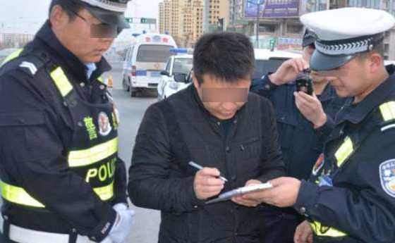 「文艺汽车达人」开车忘带驾照却遇到交警查车咋办？学会这一招，交警会乖乖放你走