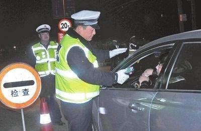 「文艺汽车达人」开车忘带驾照却遇到交警查车咋办？学会这一招，交警会乖乖放你走