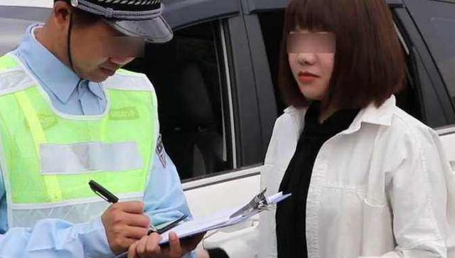 「文艺汽车达人」开车忘带驾照却遇到交警查车咋办？学会这一招，交警会乖乖放你走