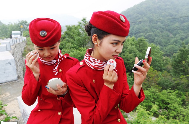 【职场火锅】空姐吃青春饭挣辛苦钱，为啥漂亮女孩抢着做？还有3点，都不容易