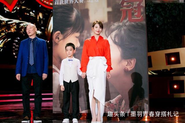 刘涛太会穿亮色，红色衬衣配白色半裙女人味十足，41岁秒变25岁