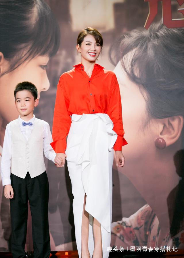刘涛太会穿亮色，红色衬衣配白色半裙女人味十足，41岁秒变25岁