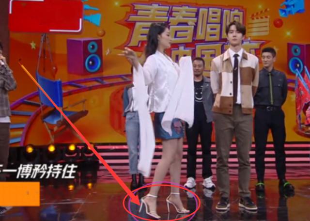 李沁为新电影做宣传，穿五厘米高跟鞋上节目，网友：驾驭不了！