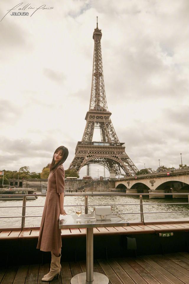 郑爽惊艳巴黎街拍知性优雅，黑色风衣桃色格纹裙，28岁的轻熟风采