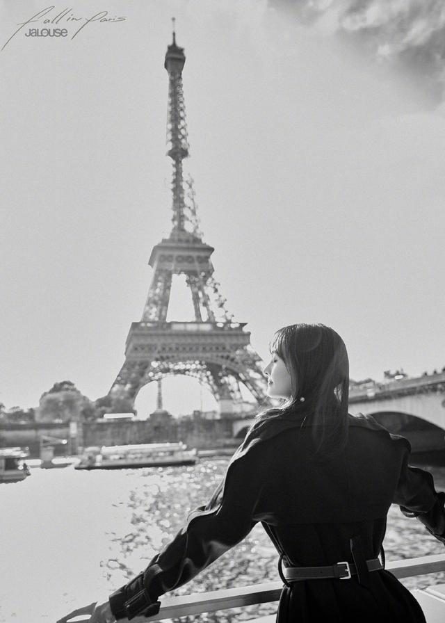 郑爽惊艳巴黎街拍知性优雅，黑色风衣桃色格纹裙，28岁的轻熟风采