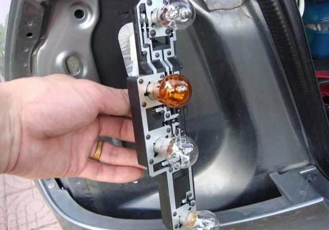 文艺汽车达人@不要被4S店忽悠，这些项目根本就是白花钱，专坑“人傻钱多”的