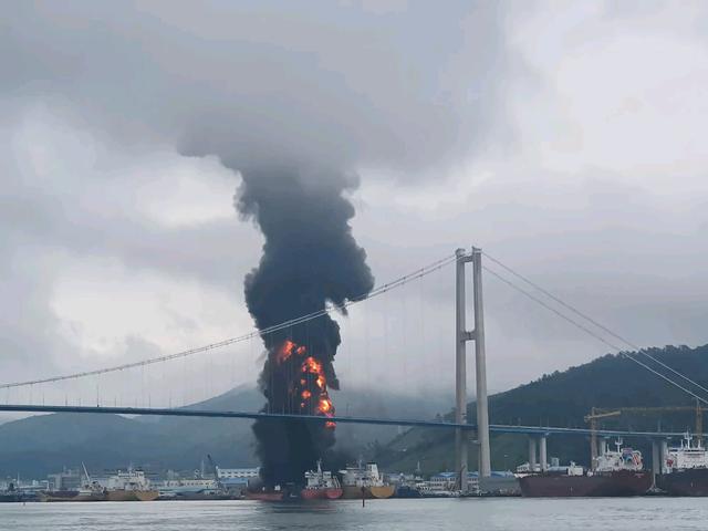 四万吨化学船爆炸，韩国港口腾起巨型蘑菇云，威力远超凝固汽油弹