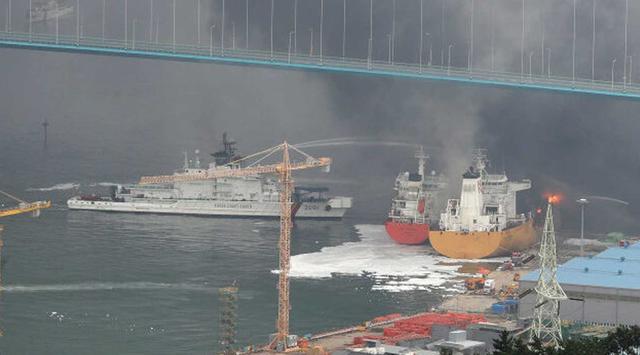 四万吨化学船爆炸，韩国港口腾起巨型蘑菇云，威力远超凝固汽油弹