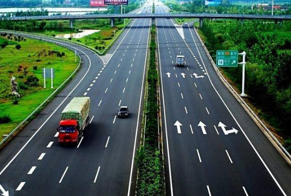 旅游小秘密■厉害了我的国！第一条“不限速”公路真的来了，全程没有收费站