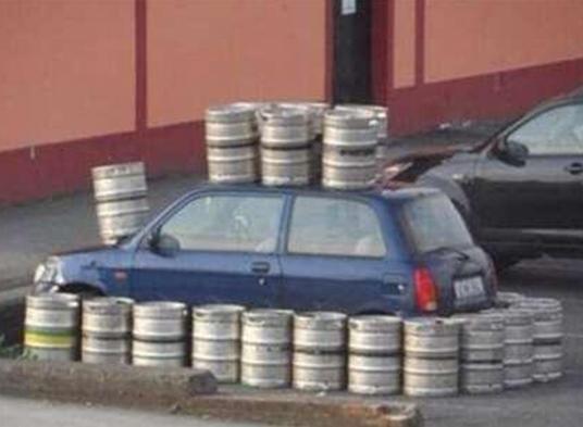 九零后聊车@汽车乱停乱放咋办？看看这3位路人的解决方式，一个比一个厉害