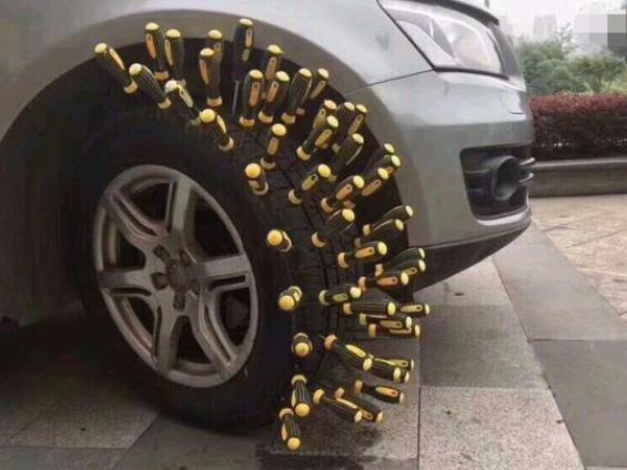 九零后聊车@汽车乱停乱放咋办？看看这3位路人的解决方式，一个比一个厉害