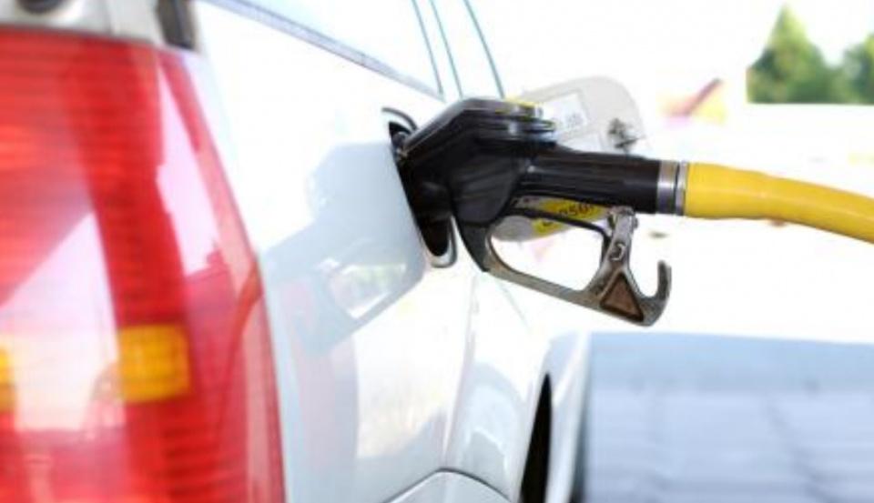 「甲乙丙说车」加油每一次就花两百块？汽修工：车主们，你们有啥想不开的