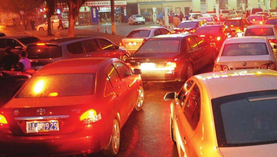 「甲乙丙说车」加油每一次就花两百块？汽修工：车主们，你们有啥想不开的