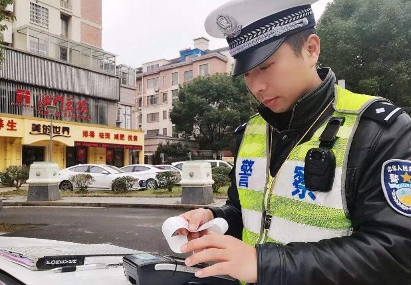 谈车甲乙丙：被贴罚单别着急处理，见到这3种直接扔掉就行，不扣分也不罚款