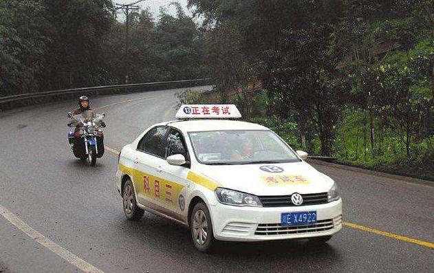 「公众车讯」科目三挂科在变更车道项目，学员：开放式考场难度就是高