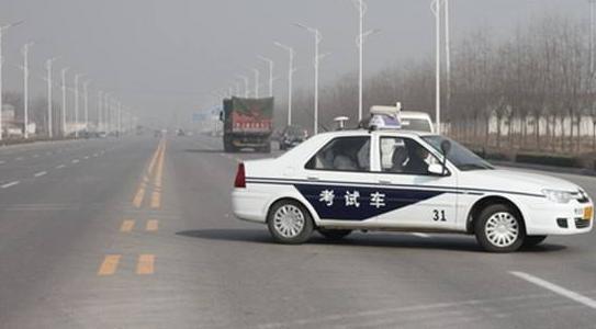 「公众车讯」科目三挂科在变更车道项目，学员：开放式考场难度就是高