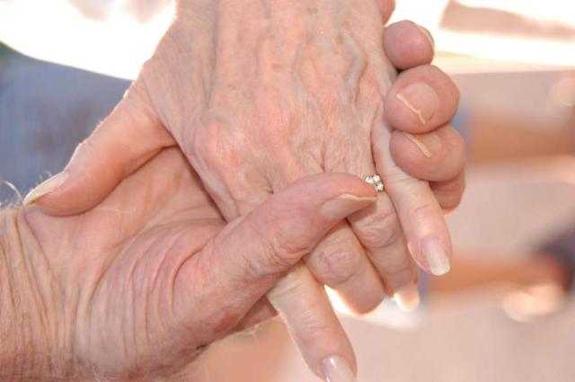 82岁老太和丈夫走散，守一辈子寡，如今在养老院重逢抱头痛哭