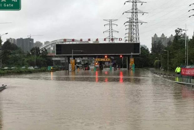 「车家号」高速遇暴雨还要继续开吗？很多司机都做错，这才是正确做法