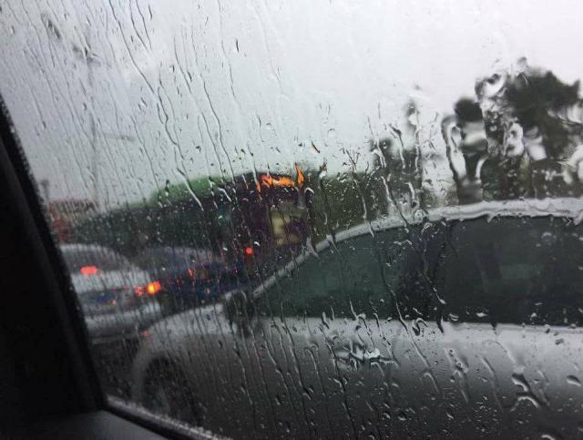 「车家号」高速遇暴雨还要继续开吗？很多司机都做错，这才是正确做法
