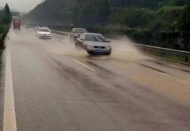 「车家号」高速遇暴雨还要继续开吗？很多司机都做错，这才是正确做法