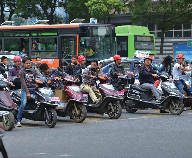 #值点生活馆#电瓶车骑两天就没电？别急着换电瓶，教你正确充电，让电瓶更耐用