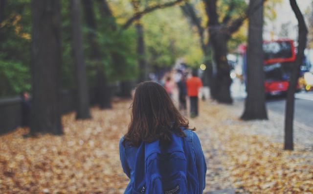 「乡村阿飞」小姑子狠踢我一岁的儿子，我打了她一下，老公说再有下次就离婚