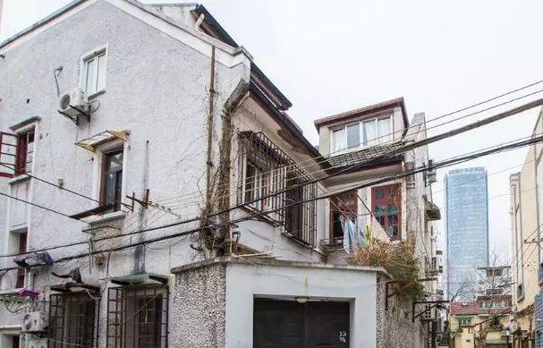 乡村阿飞■借房给小叔子住，拆迁后他要拆迁款，理由就借房给他，耽误他买房