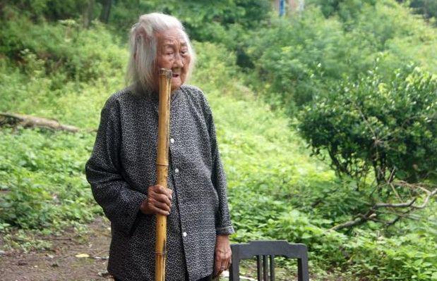 网逛社会：出国五年归来，老父去世，他没通过妻子私自给母亲三千元导致离婚