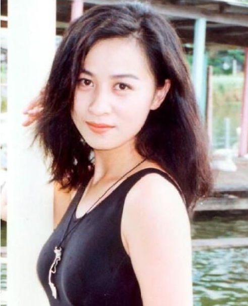 刘嘉玲和章泽天合影，年龄相差28岁，却都是活出自我的人生赢家