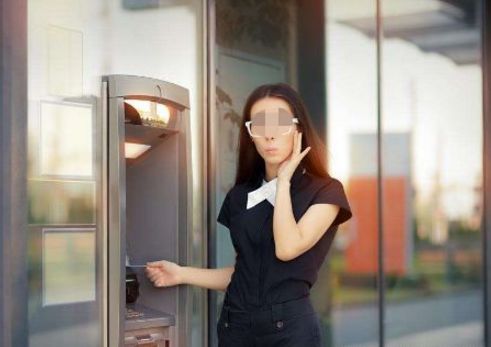 女子在ATM机取不出钱，工作人员打开机器后，眼前景象让人惊讶