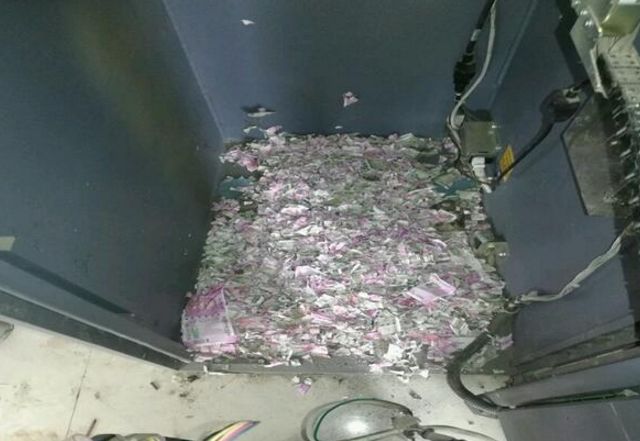 女子在ATM机取不出钱，工作人员打开机器后，眼前景象让人惊讶