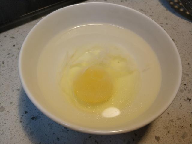 煮荷包蛋，冷水下锅还是水开下锅？教你三种做法，鸡蛋紧实不开花