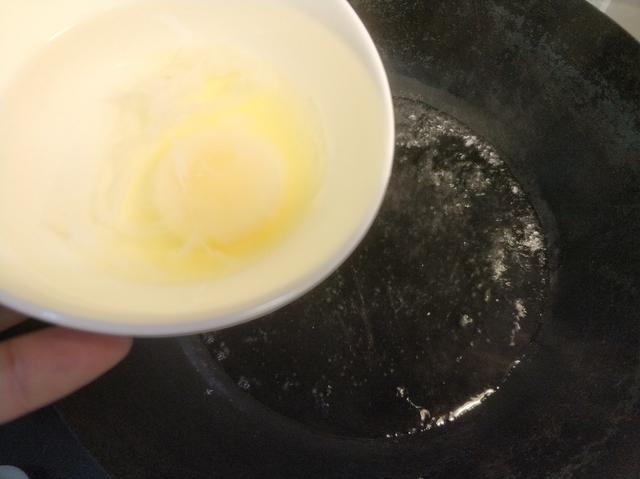 煮荷包蛋，冷水下锅还是水开下锅？教你三种做法，鸡蛋紧实不开花