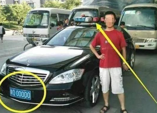 汽车有点野@你放假才免高速费，这辆奔驰S级终身免费，违章还不用罚款