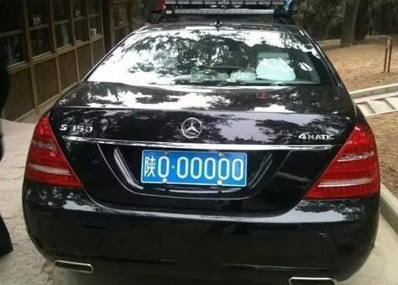 汽车有点野@你放假才免高速费，这辆奔驰S级终身免费，违章还不用罚款