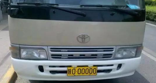 汽车有点野@你放假才免高速费，这辆奔驰S级终身免费，违章还不用罚款