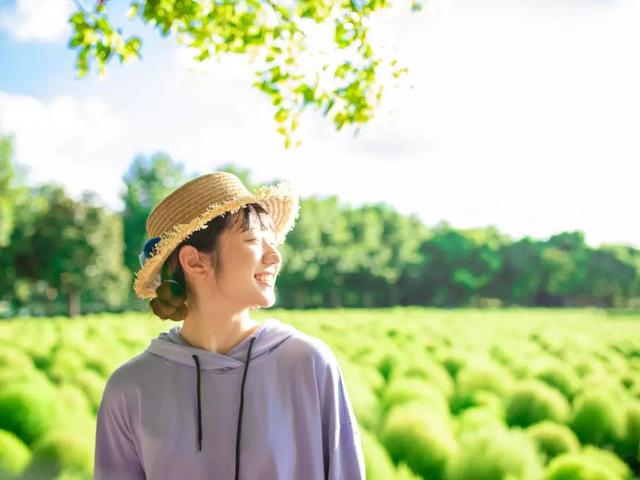 心理观察家■微笑向暖，做一个快乐的人。